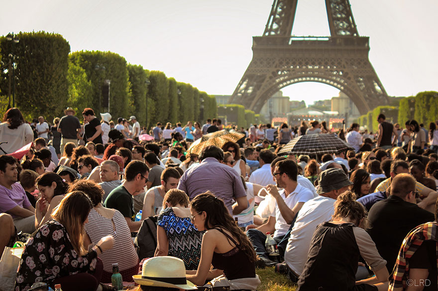 Travel Expectations Vs Reality 20 Pics Having A Picnic Near The Eiffel Tower In Paris France 1