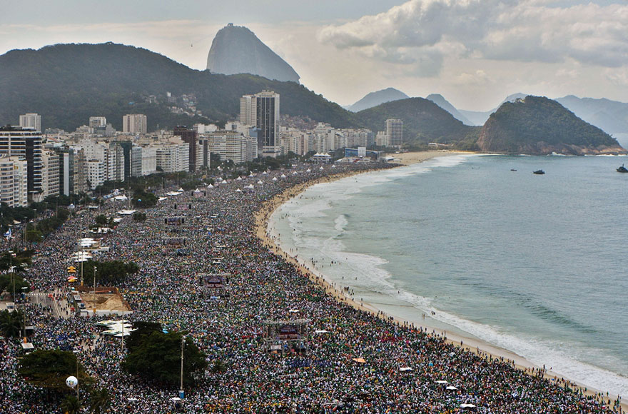 Travel Expectations Vs Reality 20 Pics Sunbathing In The Famous Beach Of Rio De Janeiro Brazil 1