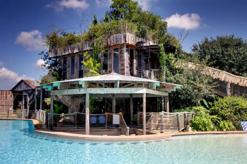 airbnb treehouse swimming pool