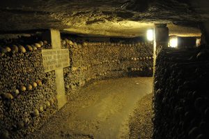 guide to the paris catacombs hallway