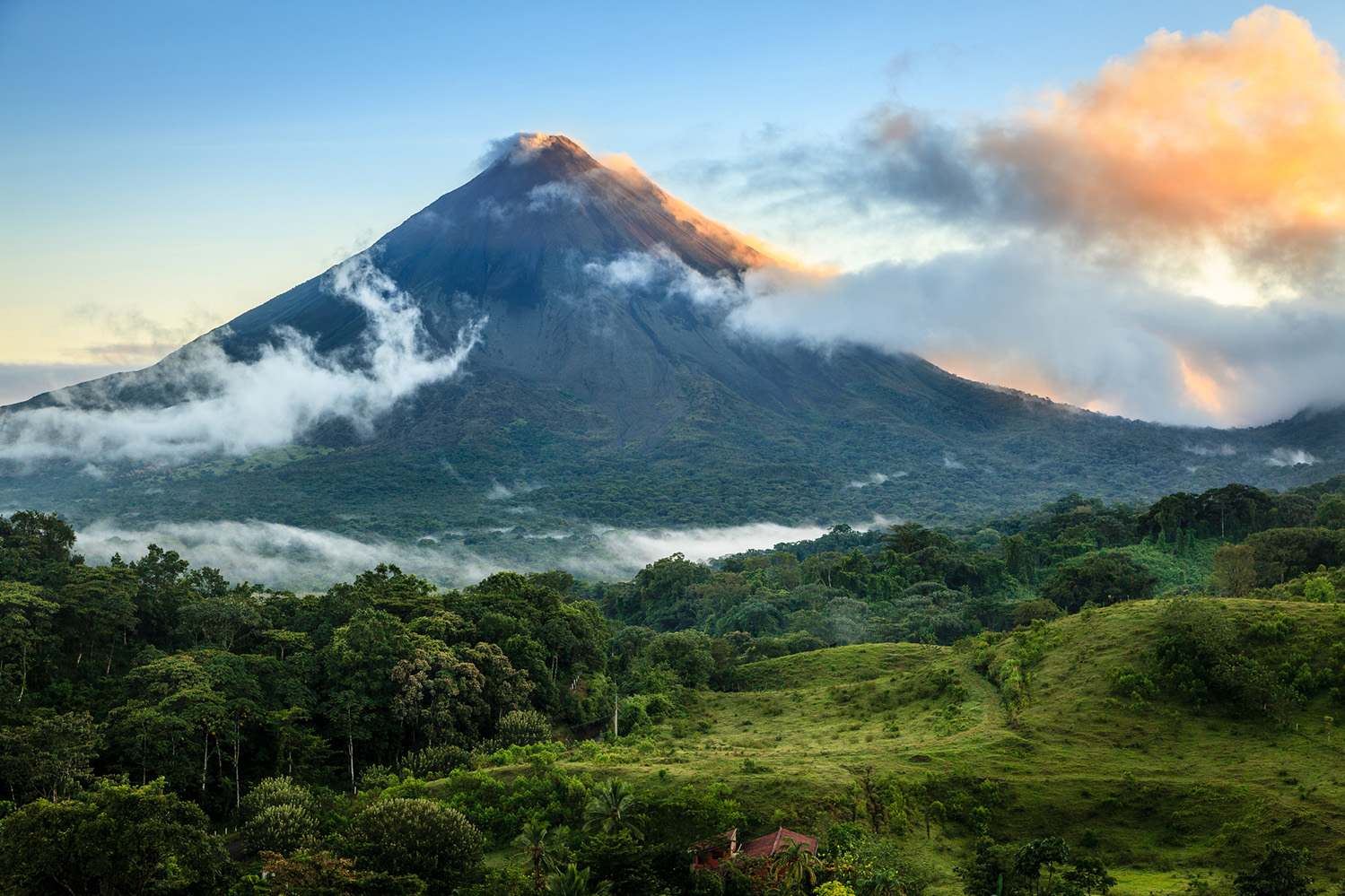 can you visit a volcano in costa rica
