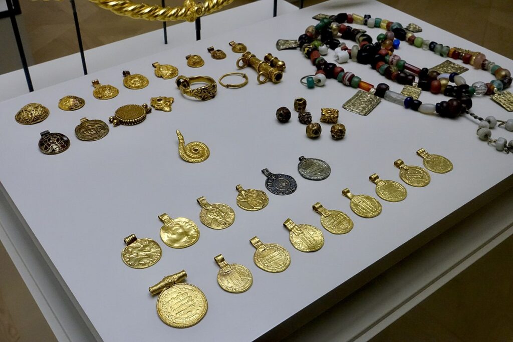 Cultural History historisk Museum Oslo VIKINGR Norwegian Viking Age Exhib 02 Hon Hoard Hoenskatten Gold treasure 875 900 1 Neck arm rings Frankish jewelry Arabian coins w loops