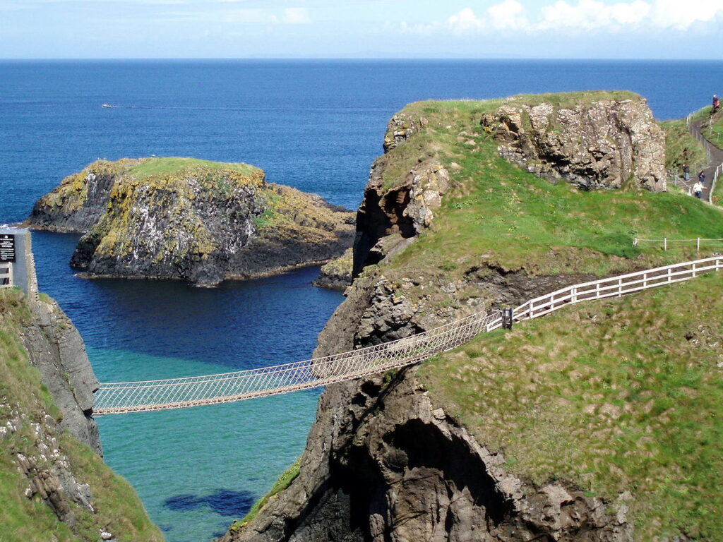 1200px The rope bridge at Carrick a Rede